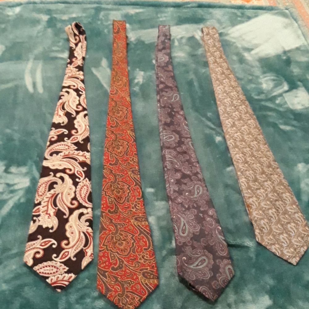 Set of 4 men's paisley neckties